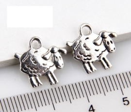 2 x  Metalen antiek zilveren bedel  van een schaap 15 x 15 x 2mm oogje: 2mm