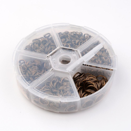 1 doosje met gemengde geelkoper kleur split ringetjes Ø  4~10mm  dik 1,4mm