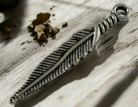 6 x Metalen antiek zilverkleur bedeltje van een veer 5 x 29mm oogje 2mm