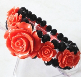 Prachtige armband met elastiek met kristallen kralen een Coral roosjes van 15 en 30mm