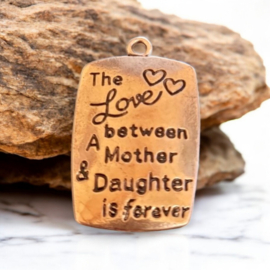 Metalen bedel met tekst, The love between a mother and a daughter is forever,  rood koper kleur, afm. 34 x 20mm oogje: 2,2mm (op is op)