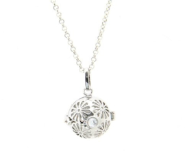 Prachtige lange ketting c.a. 80cm  met een zilver kleur Engelenroeper 16mm flower