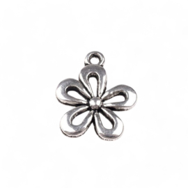 6 x Metalen bedeltje van een bloem 18 x 15 x 2mm Oogje: 1,5mm