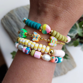  Zomerse armbandjes met polymeer kralen 