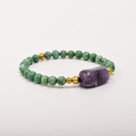 Edelsteen  kralenarmband gemêleerd groen/goud met elastiek, voorzien van mooie Amethyst kraal