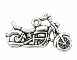 4 x Metalen bedeltje van een Motorfiets 3D, Antiek zilver kleur 24 x 14mm