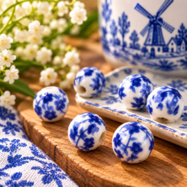 5 x Keramiek kralen Delftsblauw met bloem – rond 6 mm – gat 1,6 mm