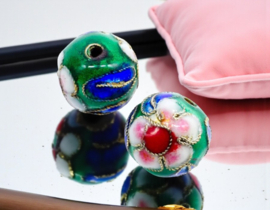 1 x Handgemaakte ronde cloisonné kraal ca. 8 mm – donkergroen met mix kleuren – gat ca. 1 mm