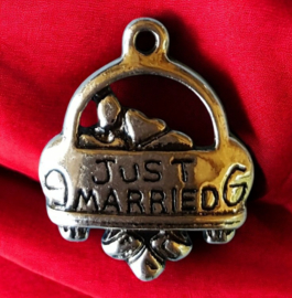 4 x Metalen bedel van een auto met "Just Married"  (Pas getrouwd), antiek zilverkleur, afm. 20x16mm oogje 1,5mm