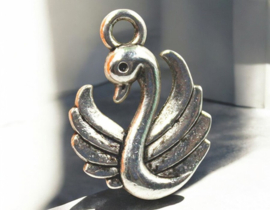 2 x Metalen bedel van een zwaan, antiek zilverkleur afm. 13 x 17 x 3mm oogje 2mm