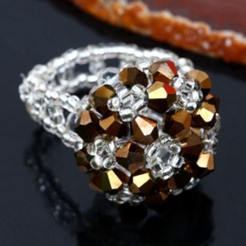 Prachtige ring gemaakt van kristal, het ring gedeelte is elastisch brons AB