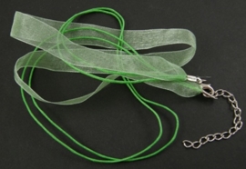 Koord ketting van organza lint en waxkoord c.a. 50cm groen