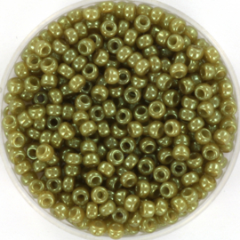 c.a. 5 gram Miyuki rocailles 8/0 - 3mm ceylon translucent celery