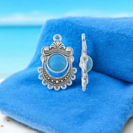 1 x  Metalen scharnier bedel antiek ziverkleur met blauwe cabochon 21,5 x 32 x 6mm