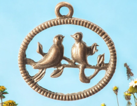 2 x Metalen bedeltje van twee vogels ovaal  geel koper kleur 24 x 24,5mm oogje: 2mm