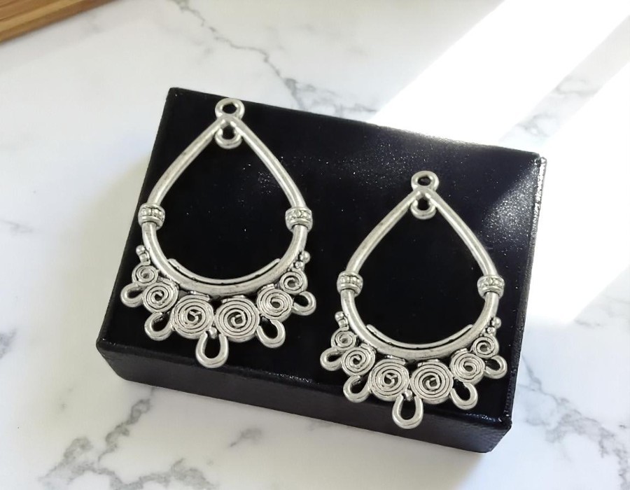 2 x Metalen oorbellen ornamenten – antiek zilverkleur – ca. 39 x 23,5 x 3 mm – gat ca. 1,5 mm