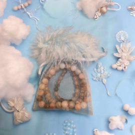 1 x Luxe organza cadeau-zakje licht blauw met veertjes 8 x 10cm