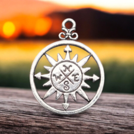 1 x Metalen bedel van een zonnewijzer, antiek zilverkleur, afm. 36 x 27 x 1,5mm oogje: 3mm (Nikkelvrij)