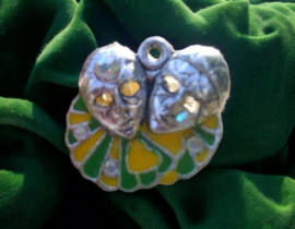 Metalen hanger masker/pierrot/hoofden geel/groen epoxy met strass 24 mm