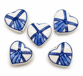 5 x Grote platte keramiek Delfts blauwe kralen hart model 26 x 28 x 6,4 mm – gat 2,3 mm – handbeschilderd met molen