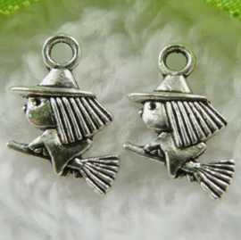 6 x Metalen bedeltje van een heksje 16x11mm antiek zilverkleur
