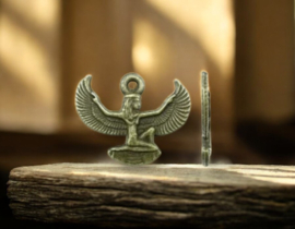 4 x Metalen bedel van een Egyptische adelaar, geel koper kleur afm. 20mm x 16mm x 1.5mm oogje: 2mm