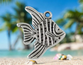 2 x Metalen bedel van een zeilvis of maanvis (scalare/angelfish), antiek zilverkleur, afm.  20 x 19 x 2mm oogje 1mm