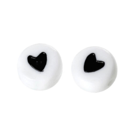 20 x tussen cijfer en letter kraal 7 x 3,5mm acryl hart gat: 1mm wit met zwart hartje ♥