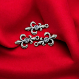 4 x Prachtig tibetaans zilveren bedeltje van een Franse lelie 31 x 18mm gat: ca. 2mm