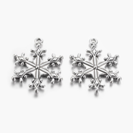 4 x metalen sneeuwvlok bedels 29 x 22 x 3 mm – Ø 2 mm – antiek zilverkleur (Nikkelvrij)
