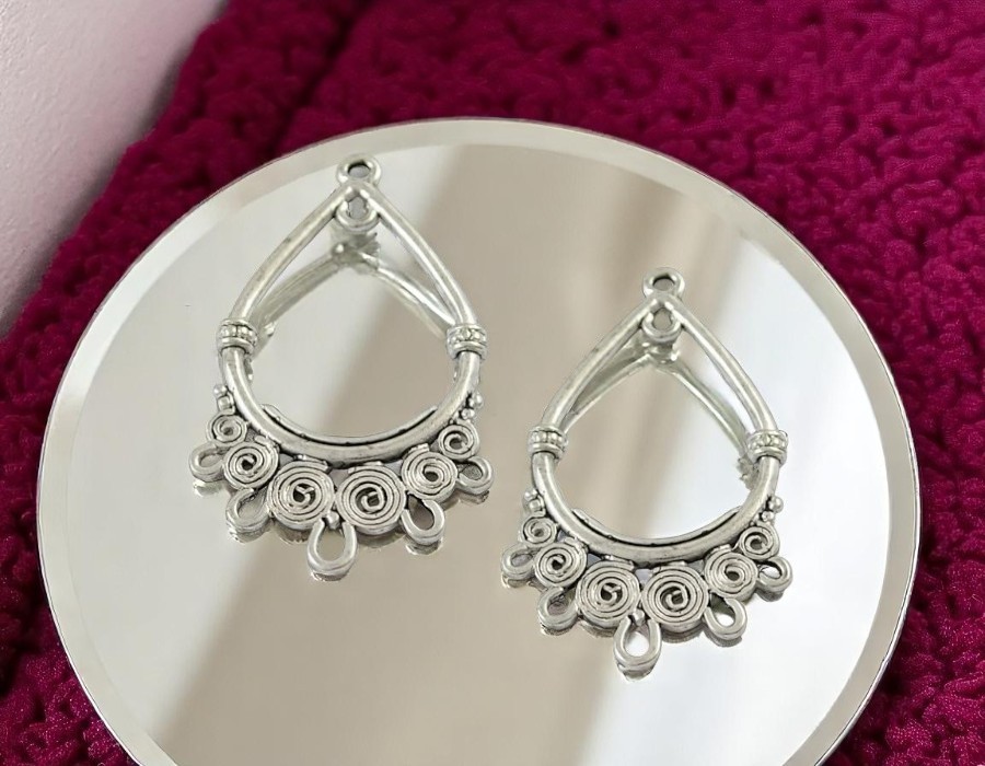2 x Metalen oorbellen ornamenten – antiek zilverkleur – ca. 39 x 23,5 x 3 mm – gat ca. 1,5 mm