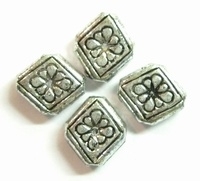 10 x Antiek zilver kleur metallook kralen ruit met bloem 10mm