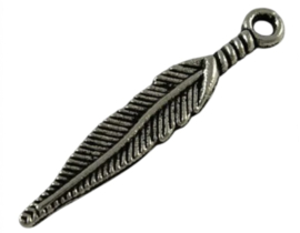 6 x Metalen antiek zilverkleur bedeltje van een veer 5 x 29mm oogje 2mm