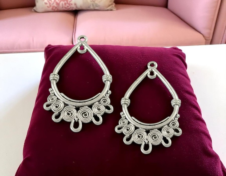 2 x Metalen oorbellen ornamenten – antiek zilverkleur – ca. 39 x 23,5 x 3 mm – gat ca. 1,5 mm