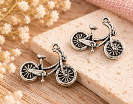4 x Metalen bedels omafiets 18 x 26 x 2 mm – oogje 2 mm – antiek zilverkleur (Nikkelvrij)