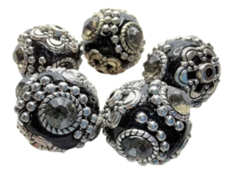 Handgemaakte Bohemian kraal, Kashmiri kraal 19,5mm ingelegd metal & strass zwart met zilver