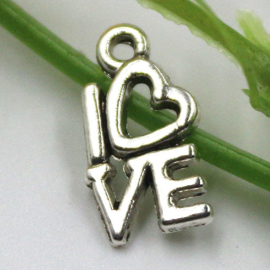 10 x bedeltje Love 15 x 8mm ♥