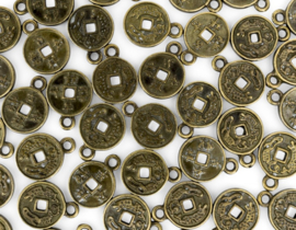 10 x Metalen bedel van een  Chinese munt, geel koperkleur afm. 12 mm Oogje 1,9 mm