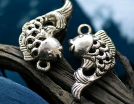 6 x Metalen bedel van een vis, antiek zilverkleur afm. 20 x 13mm