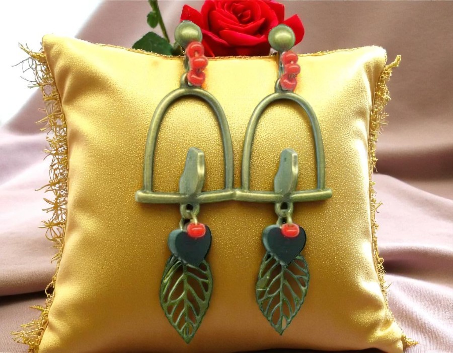 2 x Metalen oorbellen of hanger ornamenten – geel koperkleur – ca. 31 x 24 x 13 mm – gat ca. 2 mm
