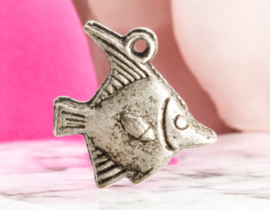 4 x Metalen bedel van een koraalvlinder vis (Butterflyfish) antiek zilverkleur afm. 17,5 x 17 mm oogje 1mm
