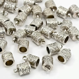 2 x Metalen einkapjes koorduiteinden 13 x 8,5 x 8,5 mm – oogje 2 mm – Ø 5,6 mm – antiek zilverkleur (Nikkelvrij)