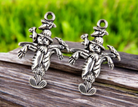 4 x metalen antiek zilverkleur  bedeltje van een vogelverschrikker 23 x 13 x 2 gat: 2mm