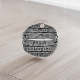 Metalen scharnier bedel met tekst, 29 x 29 x 2mm gat: 1,5mm antiek zilverkleur