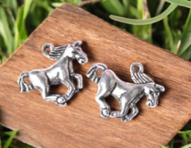 4 x Metalen bedel van een paard, antiek zilverkleur 15 x 20 x 2,5mm oogje 2mm (Nikkelvrij)
