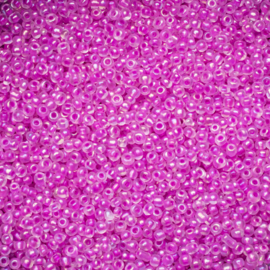 20 gram Rocailles 12/0 donker roze transparant Luminous inside
