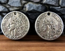 4 x Metalen bedel van een muntje, antiek zilverkleur afm.  18,5  x 18,5 x 1mm