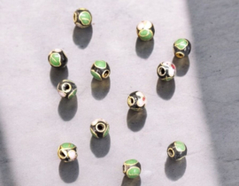 5 x Handgemaakte cloisonné kralen mix ca. 6 mm – zwart groen – gat ca. 1 mm