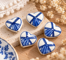 5 x Grote platte keramiek Delfts blauwe kralen hart model 26 x 28 x 6,4 mm – gat 2,3 mm – handbeschilderd met molen