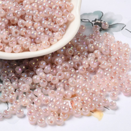 20 gram Glaskralen rocailles Ceylon 4 x 3 mm – gat 1,2 mm – Misty Rose